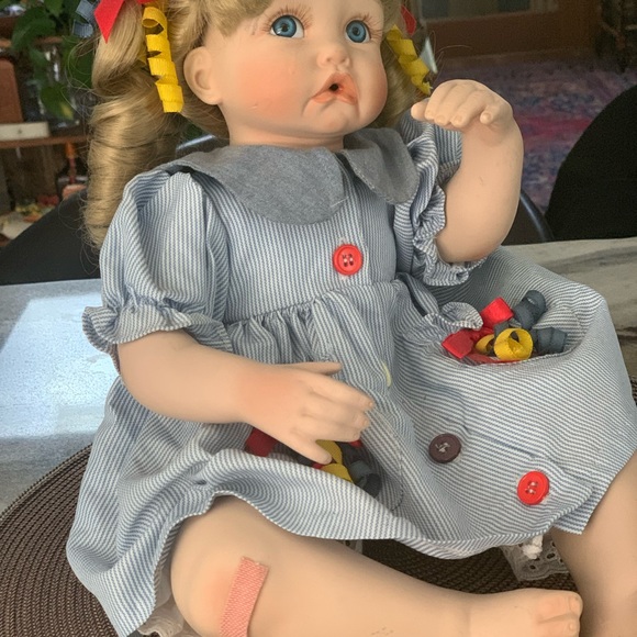 Crying Kayla Porcelain Doll. The Hamilton Collection - Picture 11 of 11